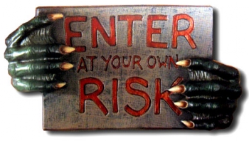Enter at your own Risk Hinweisschild